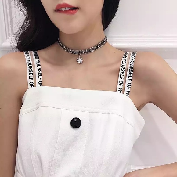 Women Crystal Flower Pendant Choker - Picture 4 of 6